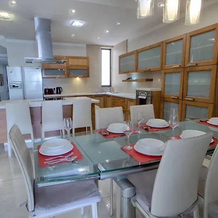 Lejlighed The - 4bed Sliemaseafront Fl 1 By Homely *